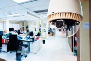 Lee más sobre el artículo ¿Quieres incorporar cámaras de videovigilancia en tu empresa? ¿Qué obligaciones se deben cumplir para la instalación de videocámaras?